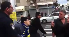 بالفيديو: شرطي يعتدي على بائع ورد مُعاق في مدينة يافا